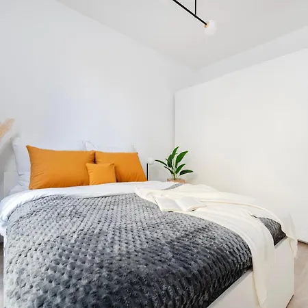 Milionowa 6 I 2-Room Apart I Balcony I Paid Garage Parking Lodž